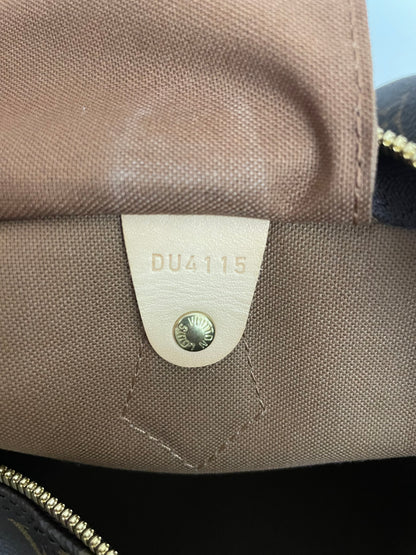 Particolare della tasca interna con patta in pelle e bottone a pressione logato Louis Vuitton.