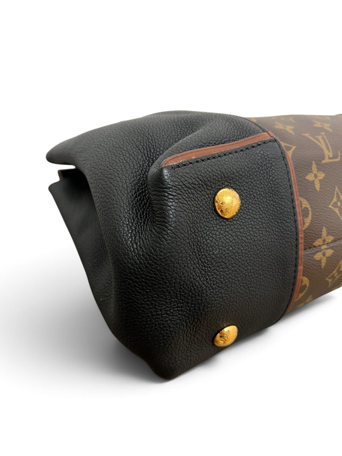 Dettaglio angolo e borchia dorata Louis Vuitton W Tote MM