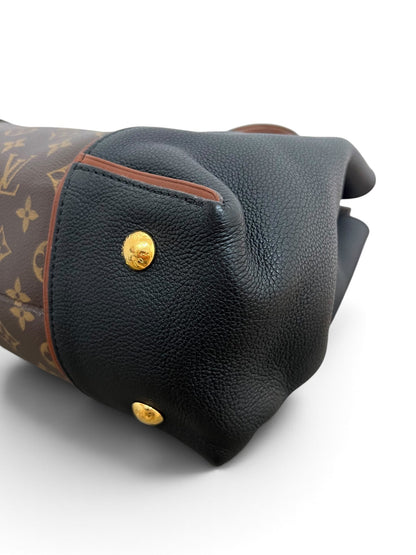 Secondo angolo con borchie dorate Louis Vuitton W Tote MM