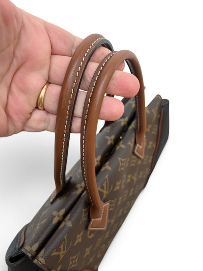 Dettaglio manici in pelle cognac Louis Vuitton W Tote MM