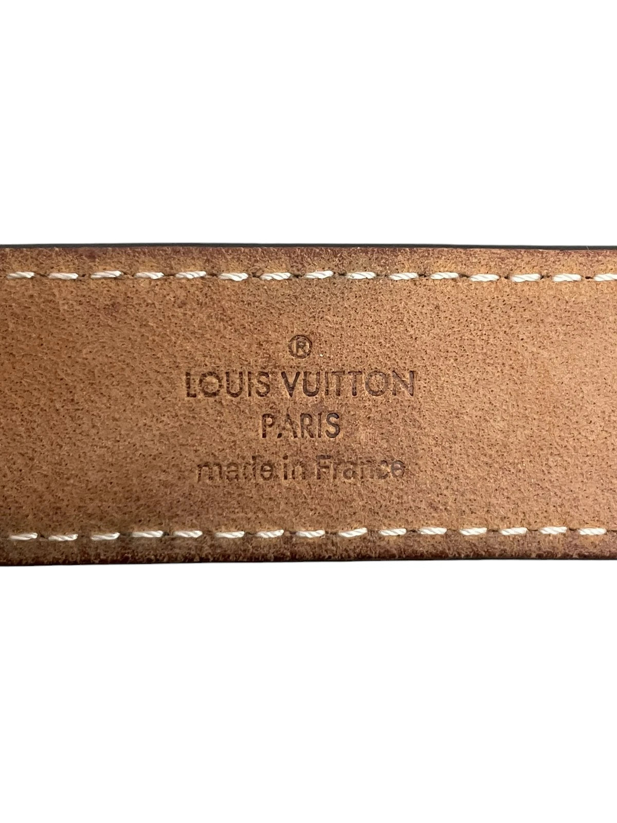 Primo piano del marchio impresso a caldo Louis Vuitton Paris Made in France con codice modello M9744.
