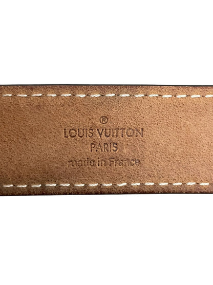 Primo piano del marchio impresso a caldo Louis Vuitton Paris Made in France con codice modello M9744.