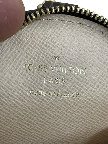 Dettaglio del marchio Louis Vuitton impresso all'interno del portamonete rotondo