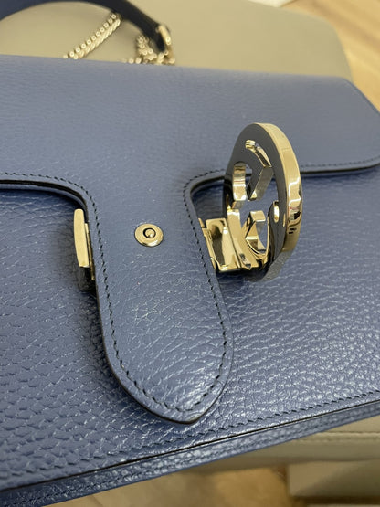 Particolare della clip di chiusura in metallo dorato borsa Gucci