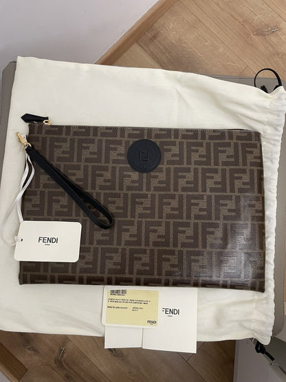 Pochette da uomo Fendi modello 8N0178 nuova con dustbag bianca e cartellini di autenticità su sfondo chiaro