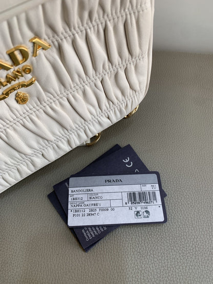 Prada 1BH112 borsa tracolla in pelle gaufré bianca - AgeVintage