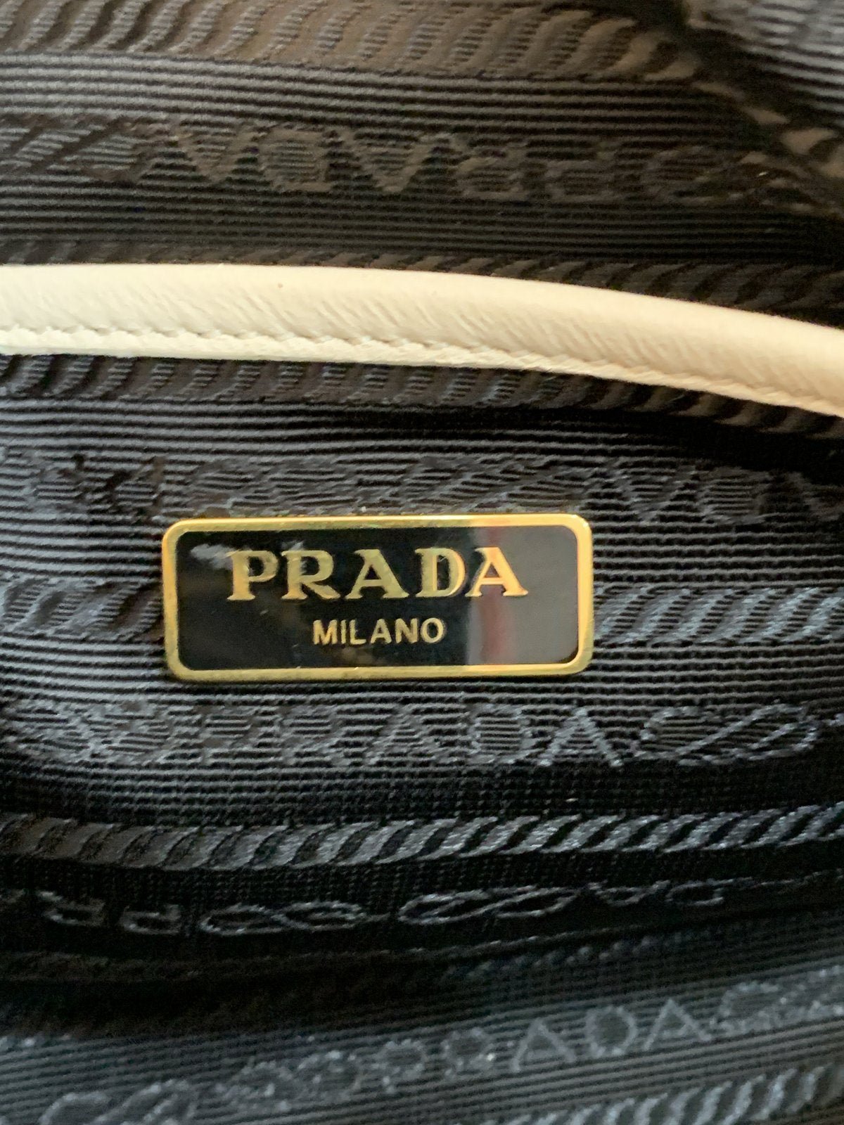 Prada 1BH112 borsa tracolla in pelle gaufré bianca - AgeVintage