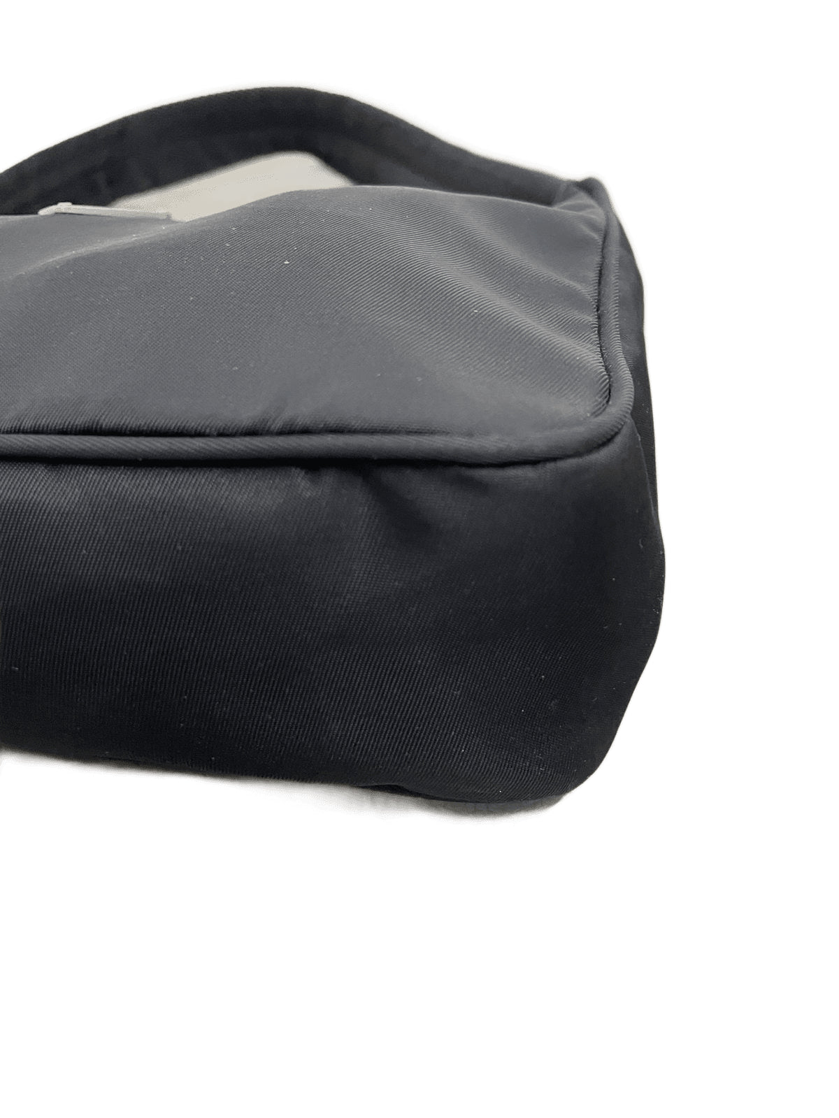 Dettaglio angolo inferiore destro Prada Hobo Bag nylon