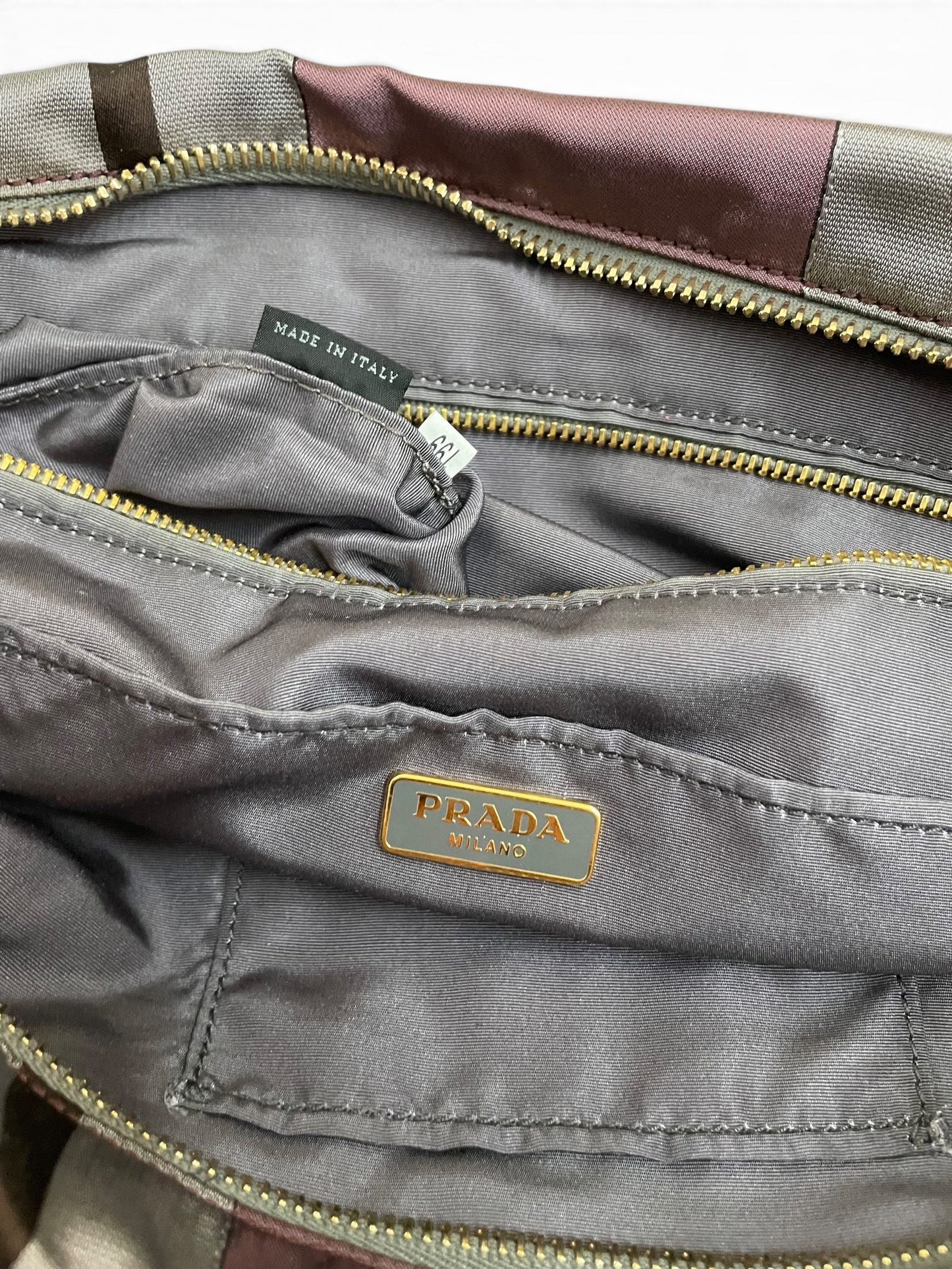 Interno Prada Made in Italy etichetta e placca logo