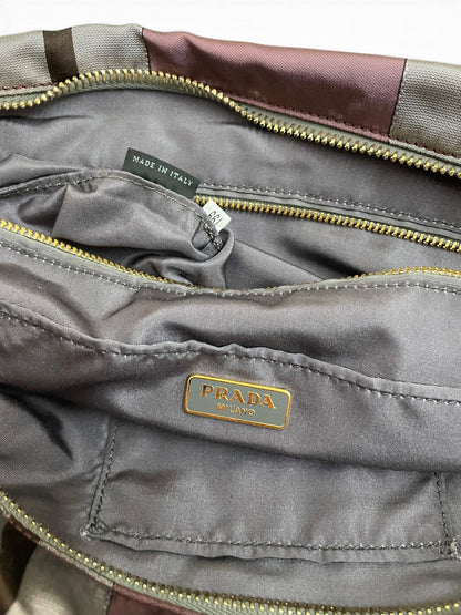 Interno Prada Made in Italy etichetta e placca logo