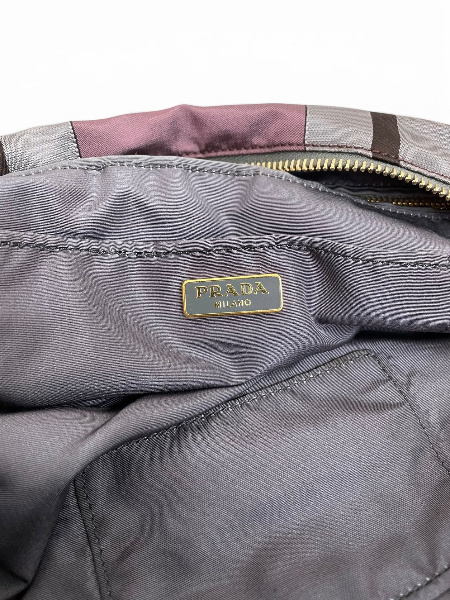 Placca logo Prada Milano interno borsa grigio