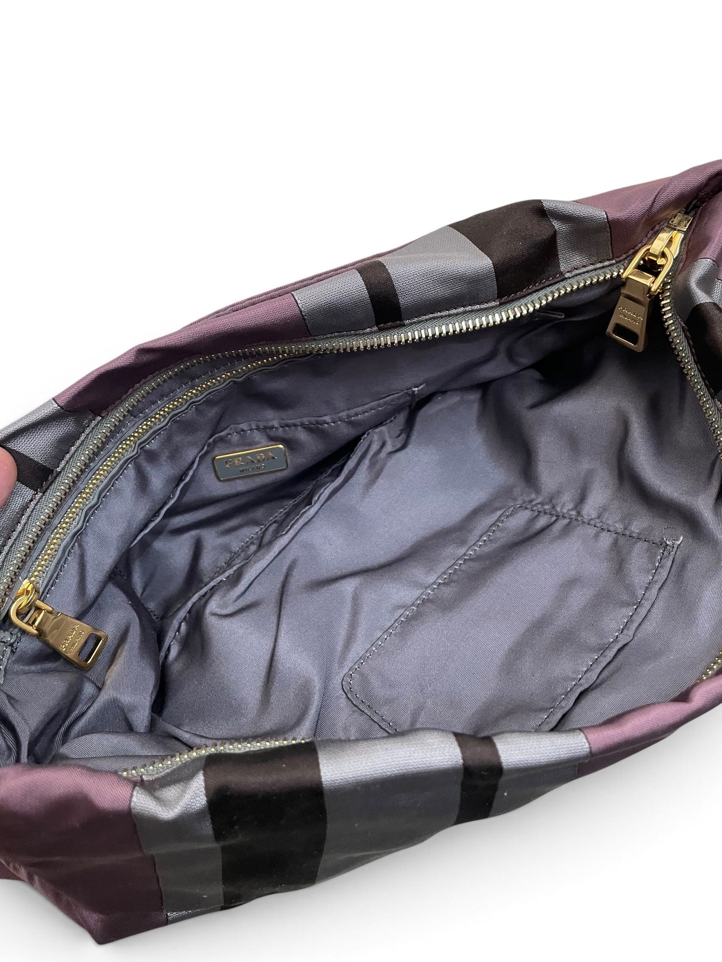 Interno pochette Prada righe satin con zip dorata