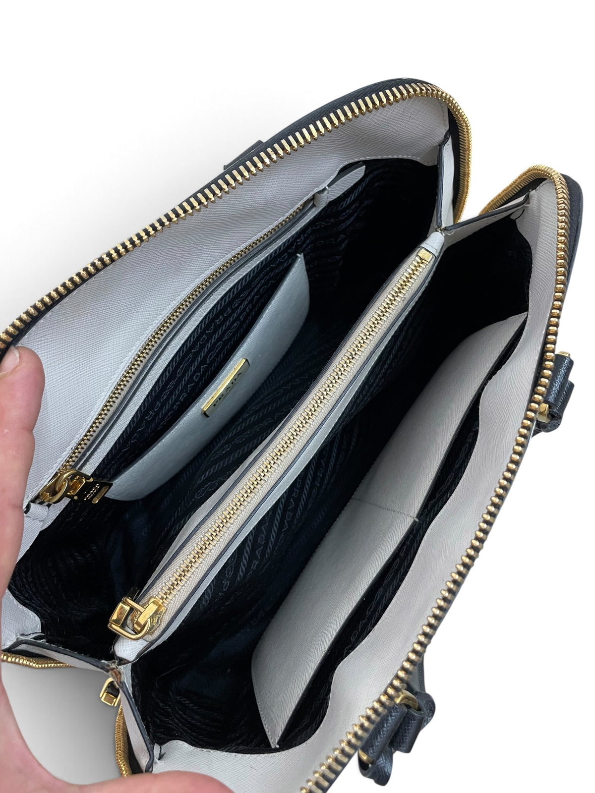 Interno borsa Prada Promenade Saffiano bicolore tre scomparti zip dorata