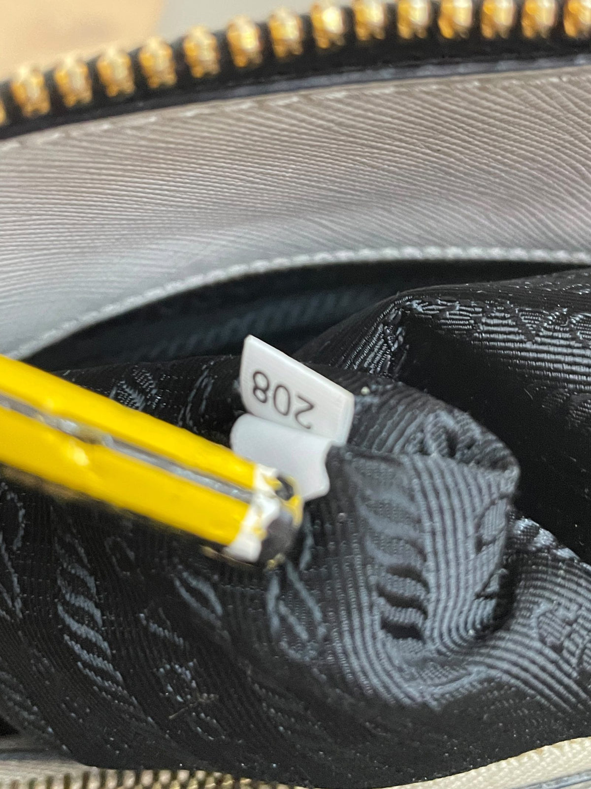 Etichetta interna numerazione 208 borsa Prada Saffiano nera