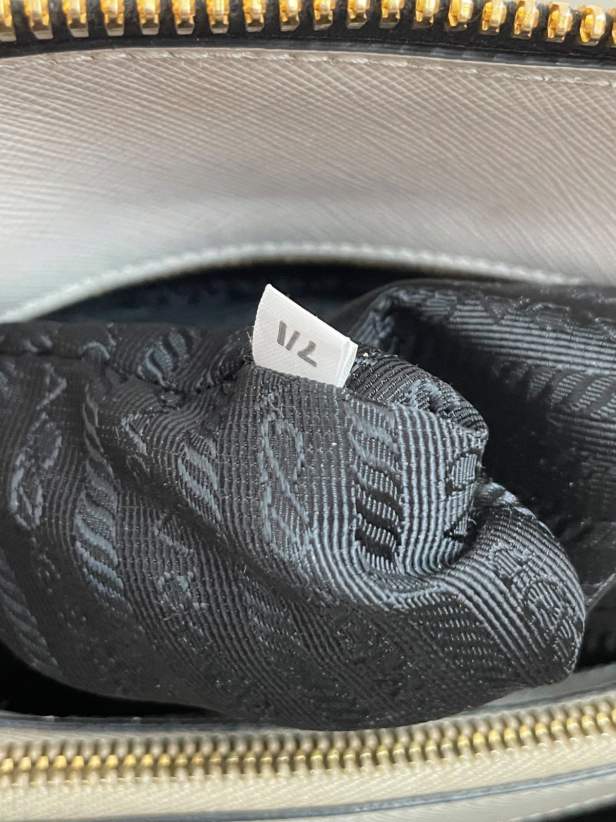 Interno jacquard nero Prada con etichetta numerazione