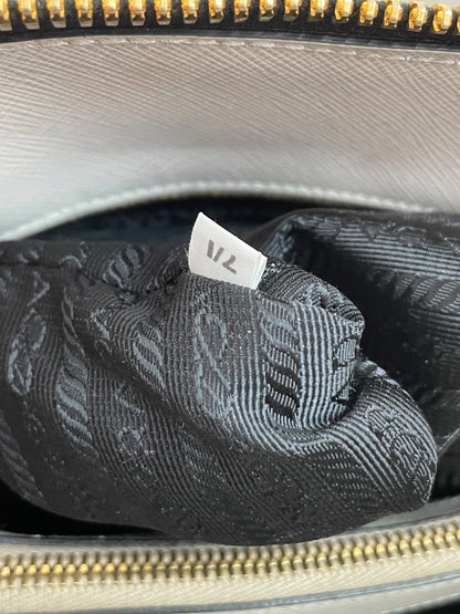 Interno jacquard nero Prada con etichetta numerazione