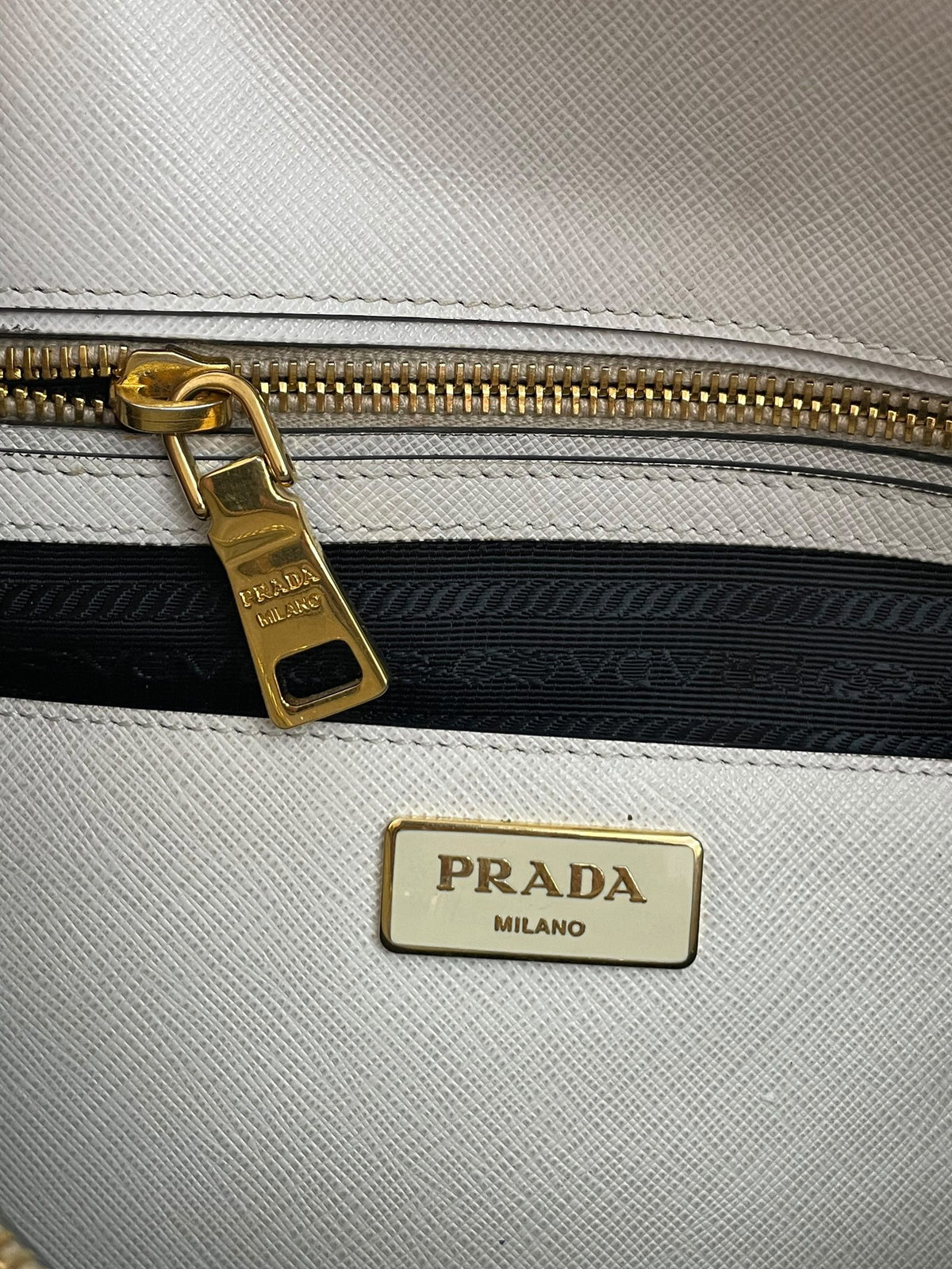 Placca interna Prada Milano e cursore zip dorato Saffiano bianco