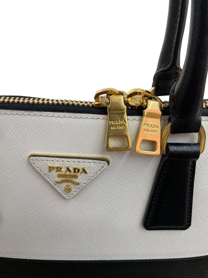 Placca triangolare Prada Milano e doppi cursori zip dorati dettaglio