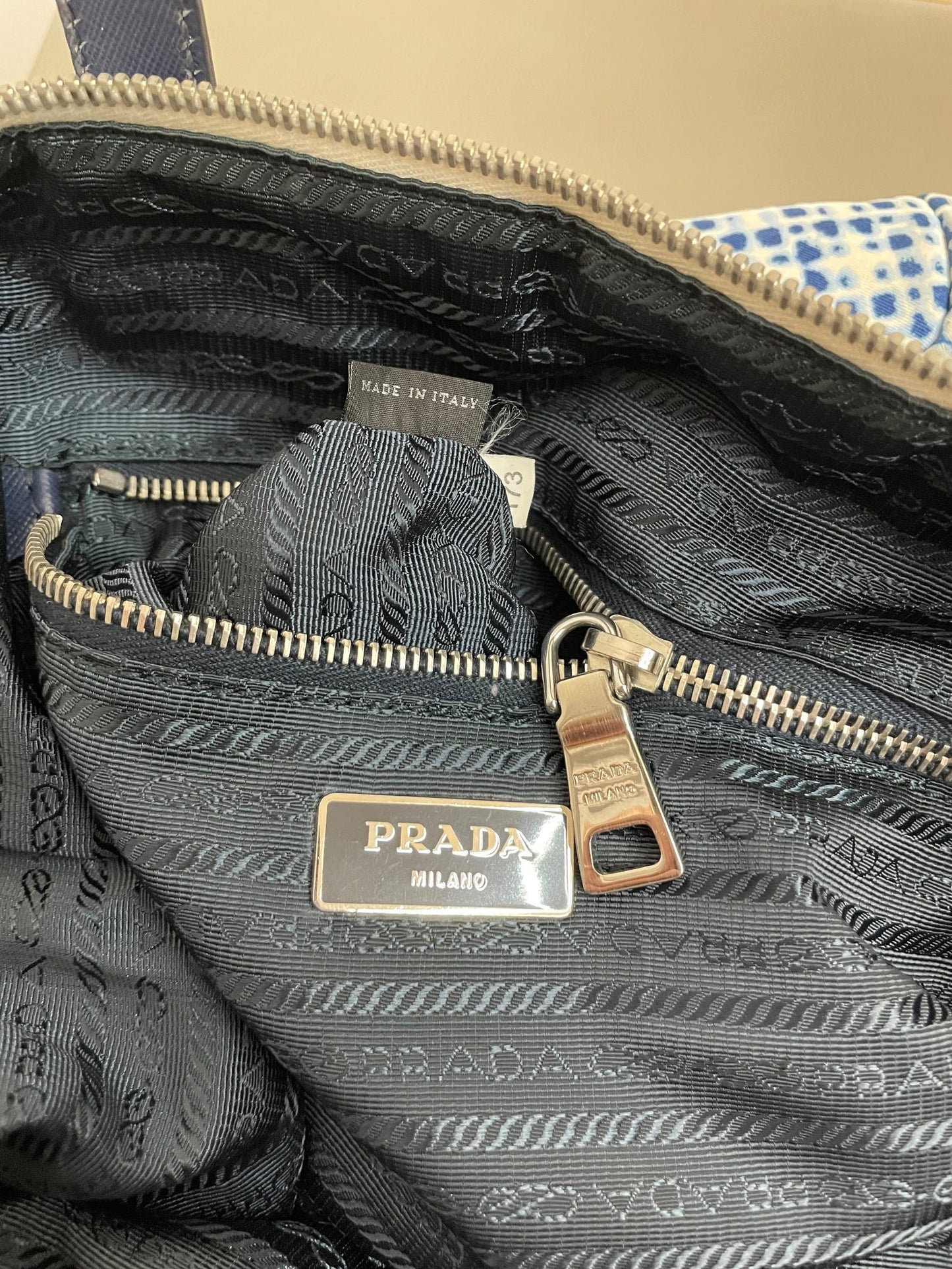 Etichetta Made in Italy e logo Prada Milano interno