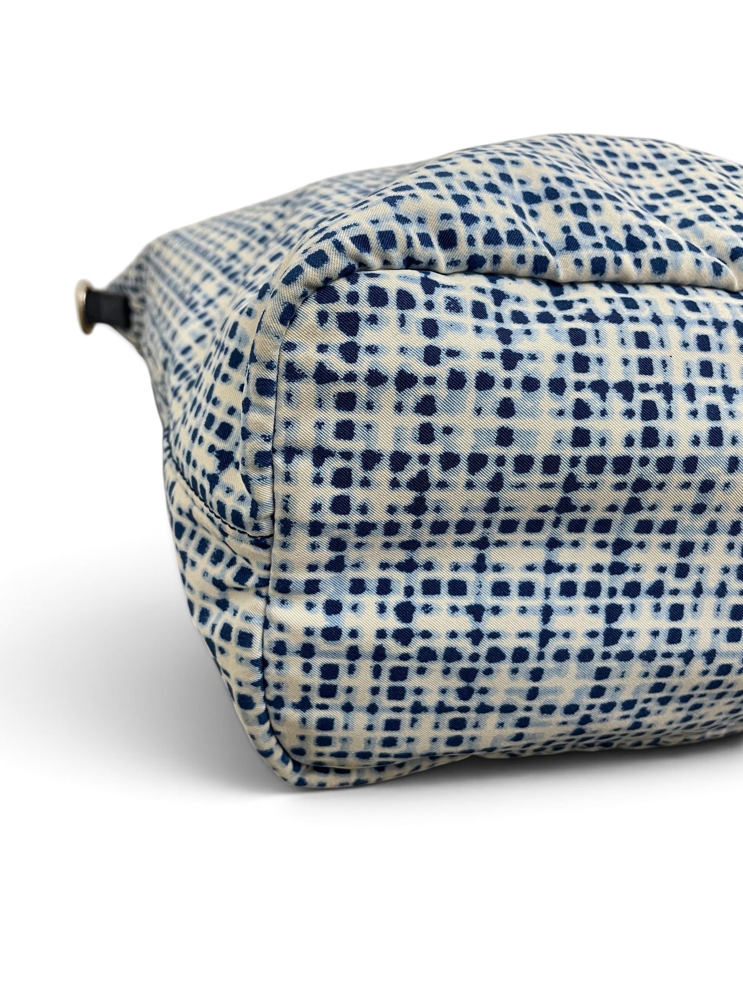 Angolo laterale sinistro borsa Prada tote nylon blu