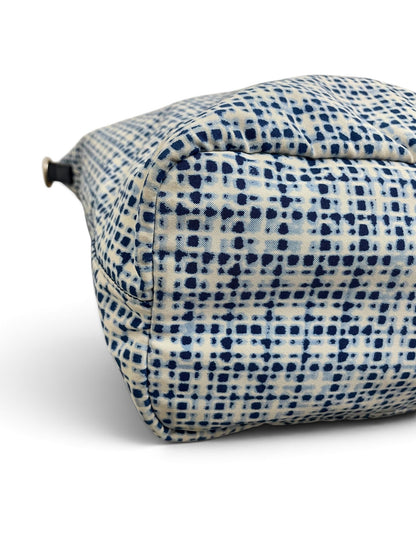Angolo laterale sinistro borsa Prada tote nylon blu