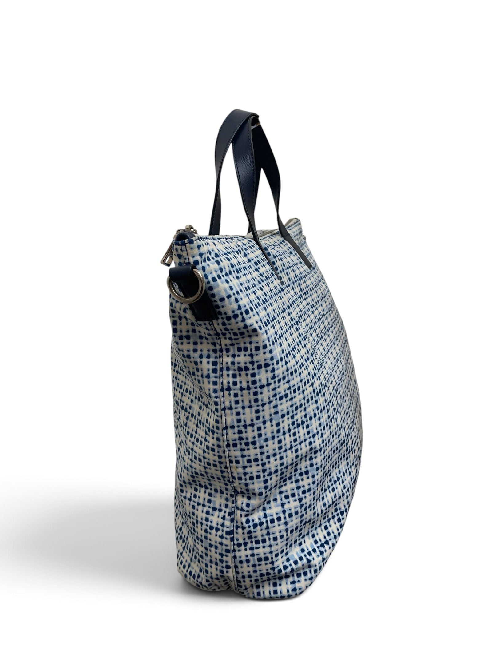 Vista laterale borsa Prada tote nylon stampato blu