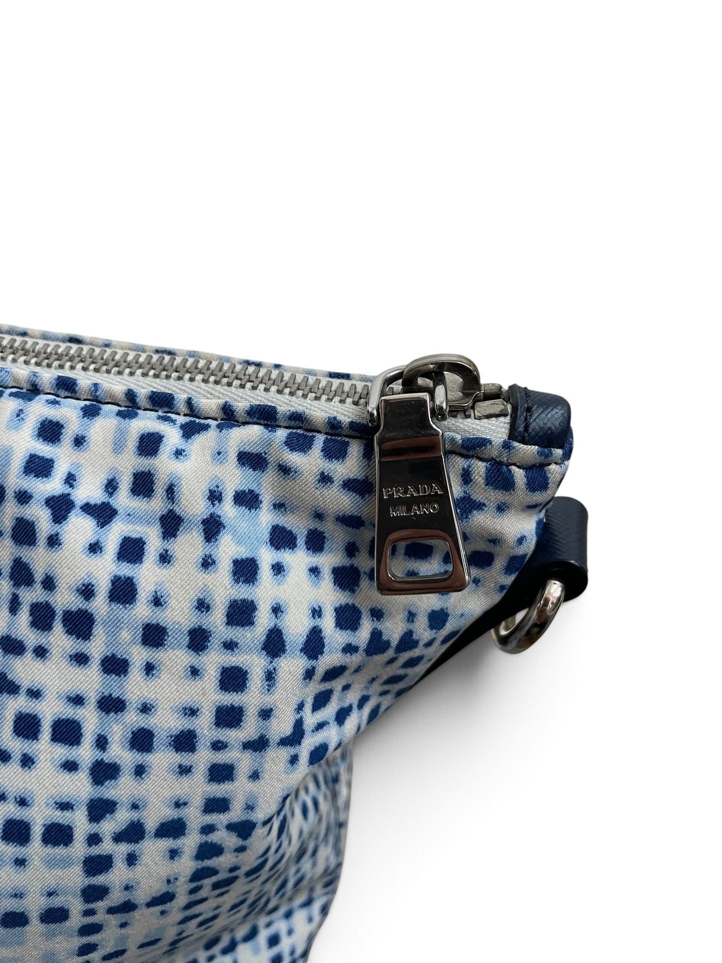 Cursore zip Prada Milano dettaglio borsa nylon blu