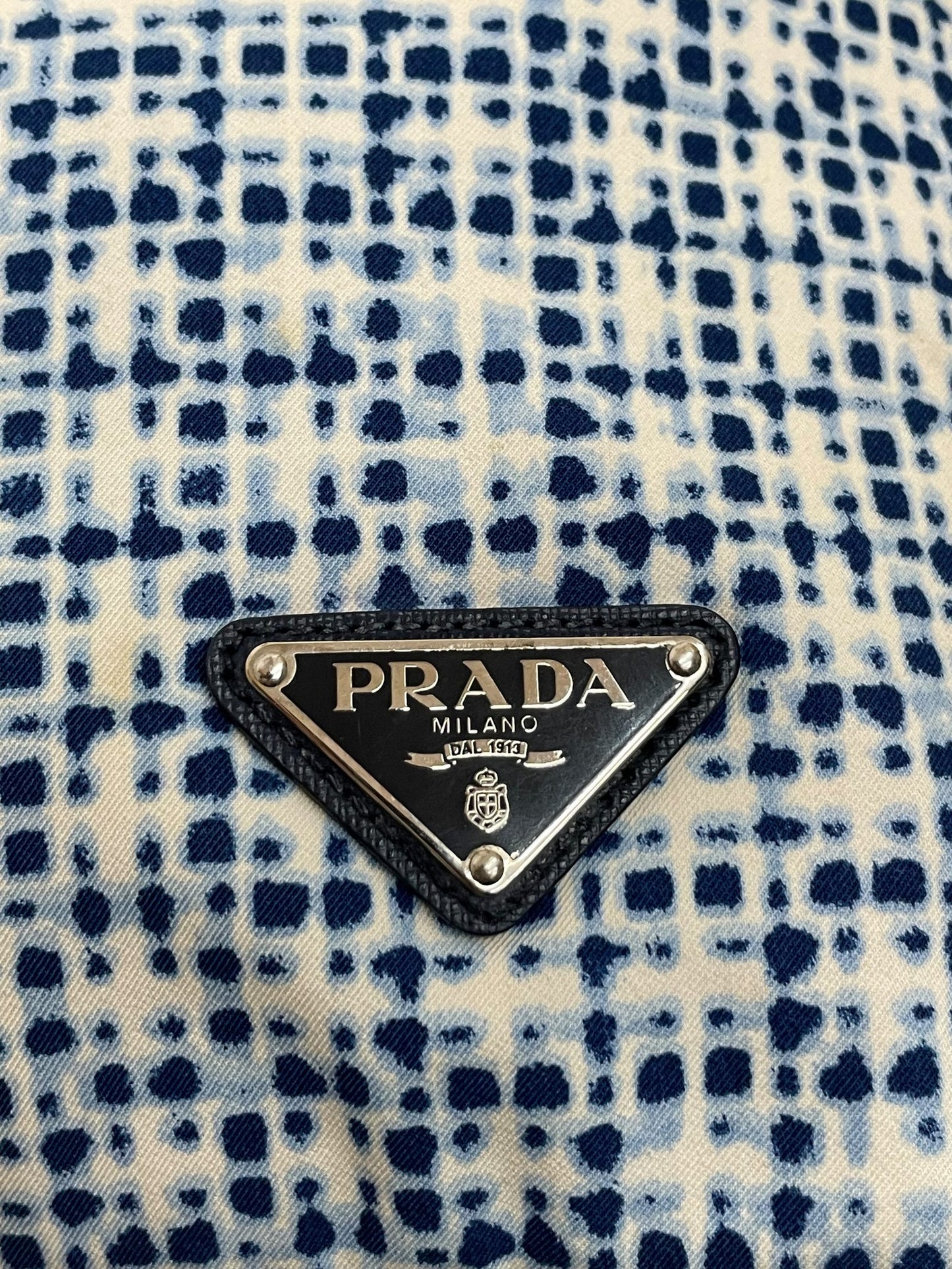Dettaglio triangolo logo Prada Milano Dal 1913