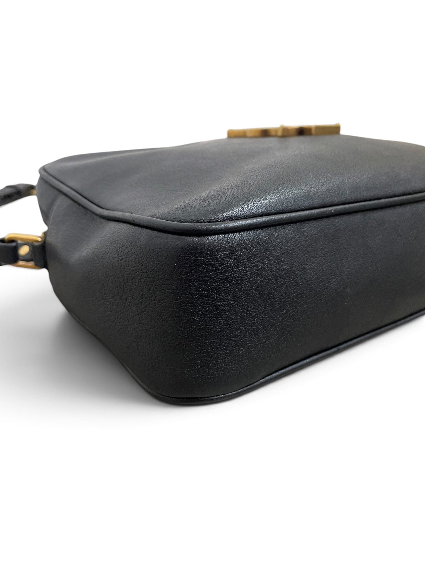Angolo inferiore Saint Laurent Camera Bag con hardware dorato