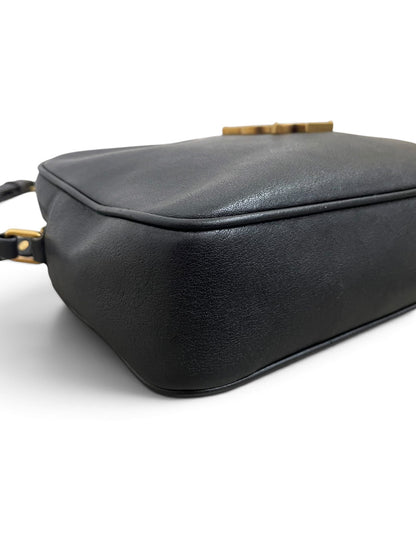 Angolo inferiore Saint Laurent Camera Bag con hardware dorato