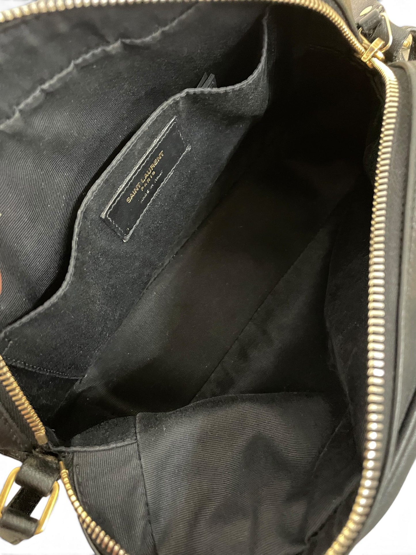 Interno Saint Laurent Lou Camera Bag nera con etichetta