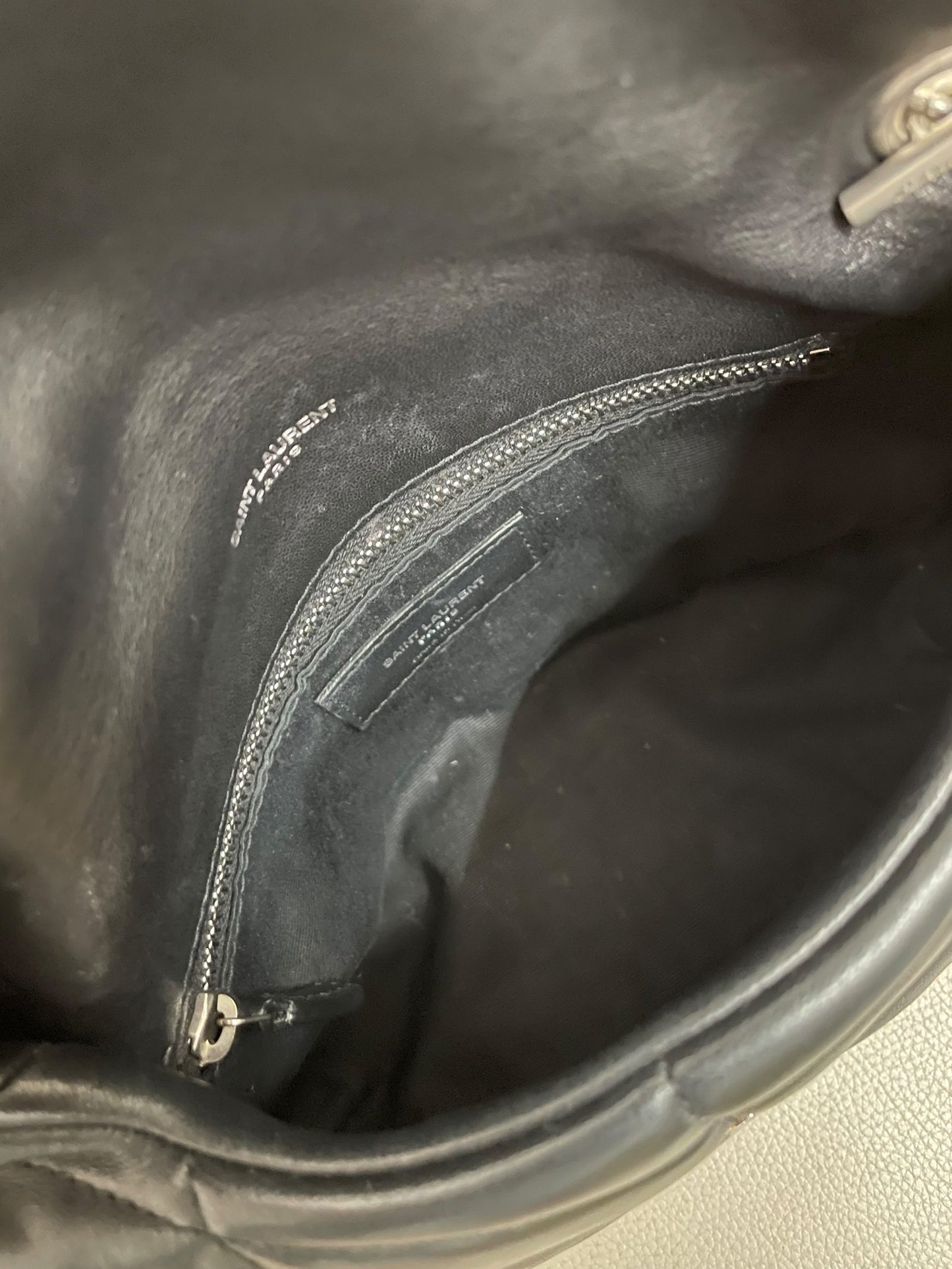 Interno Saint Laurent Loulou Puffer Mini con tasca zip nera