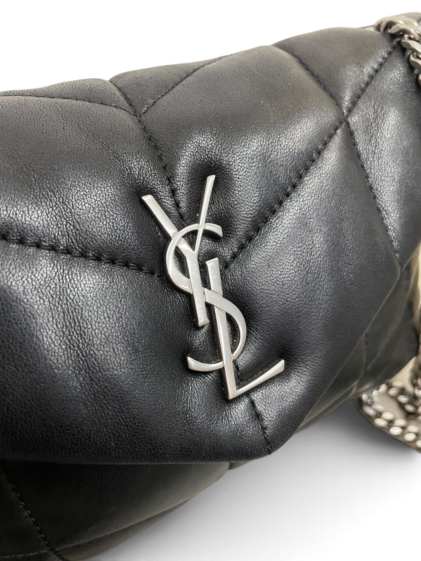 Logo YSL argento dettaglio su Loulou Puffer Mini nera