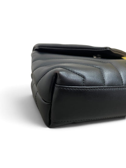Dettaglio angolo Saint Laurent Loulou Toy nera