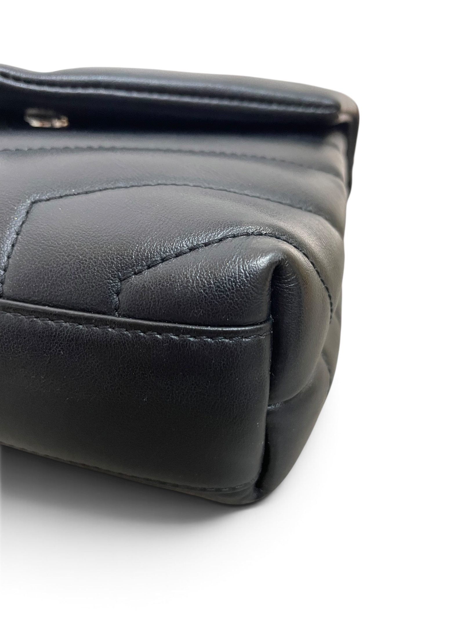 Angolo inferiore Saint Laurent Loulou Toy leggera usura