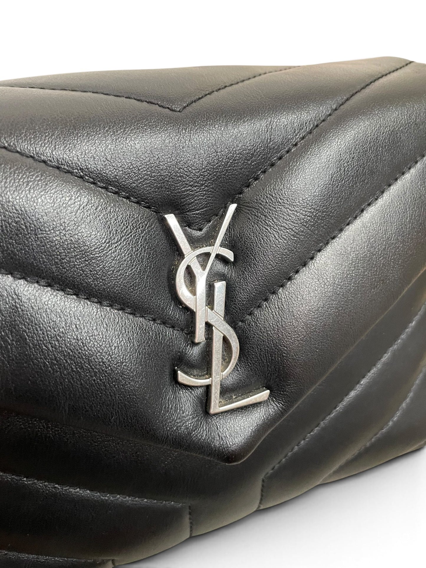 Monogramma YSL argento su Loulou Toy nera