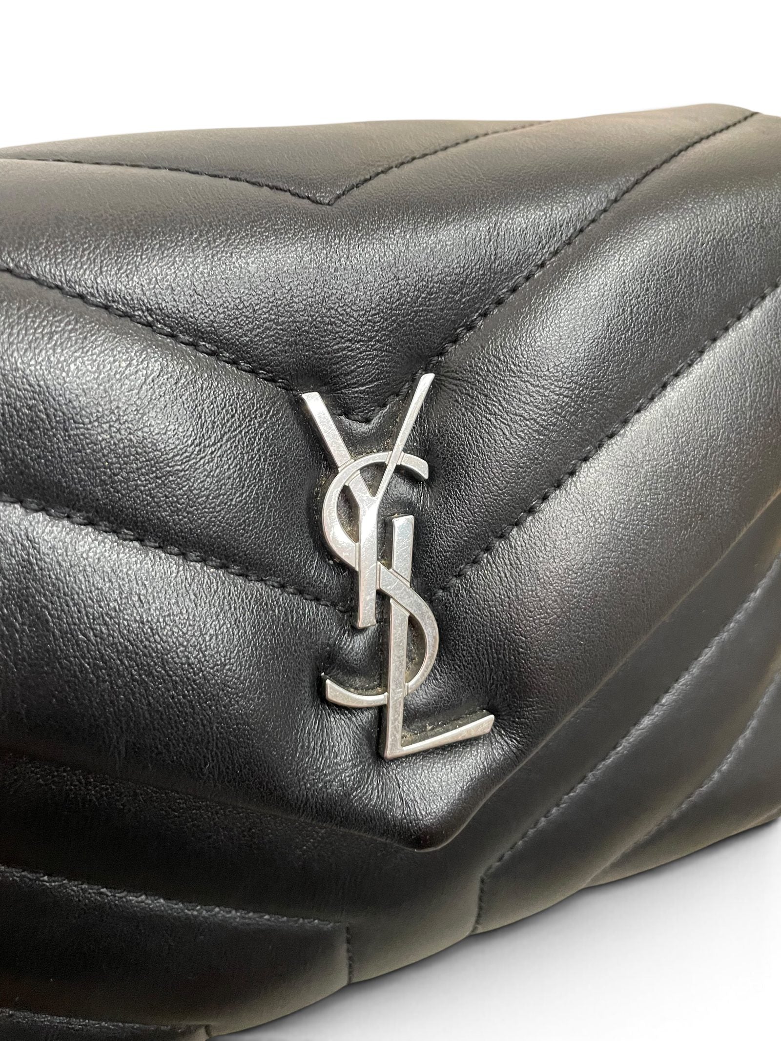 Monogramma YSL argento su Loulou Toy nera