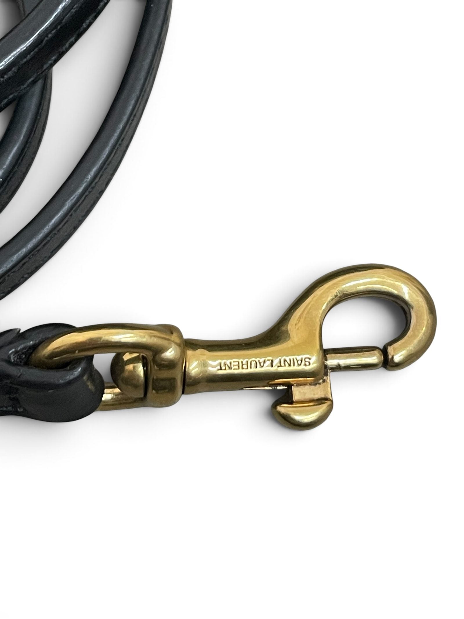 Moschettone dorato firmato Saint Laurent su tracolla