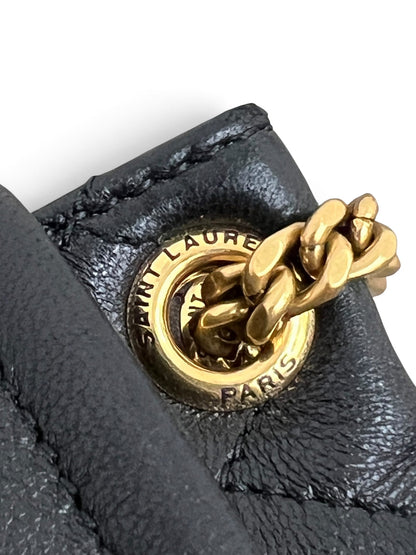 Dettaglio anello Saint Laurent Paris su catena dorata