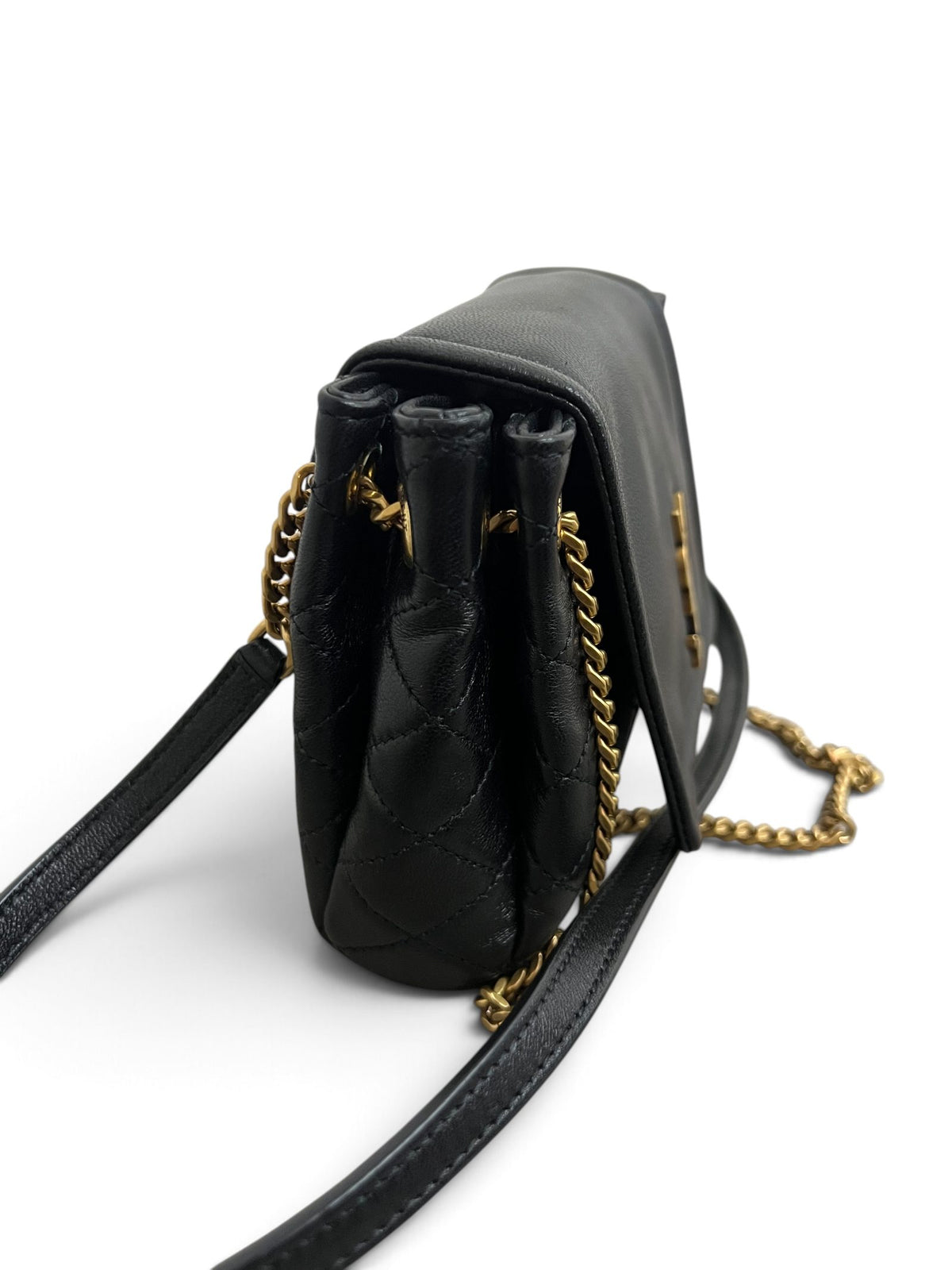 Vista laterale Saint Laurent Nolita Mini con catena dorata