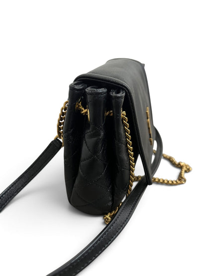Vista laterale Saint Laurent Nolita Mini con catena dorata
