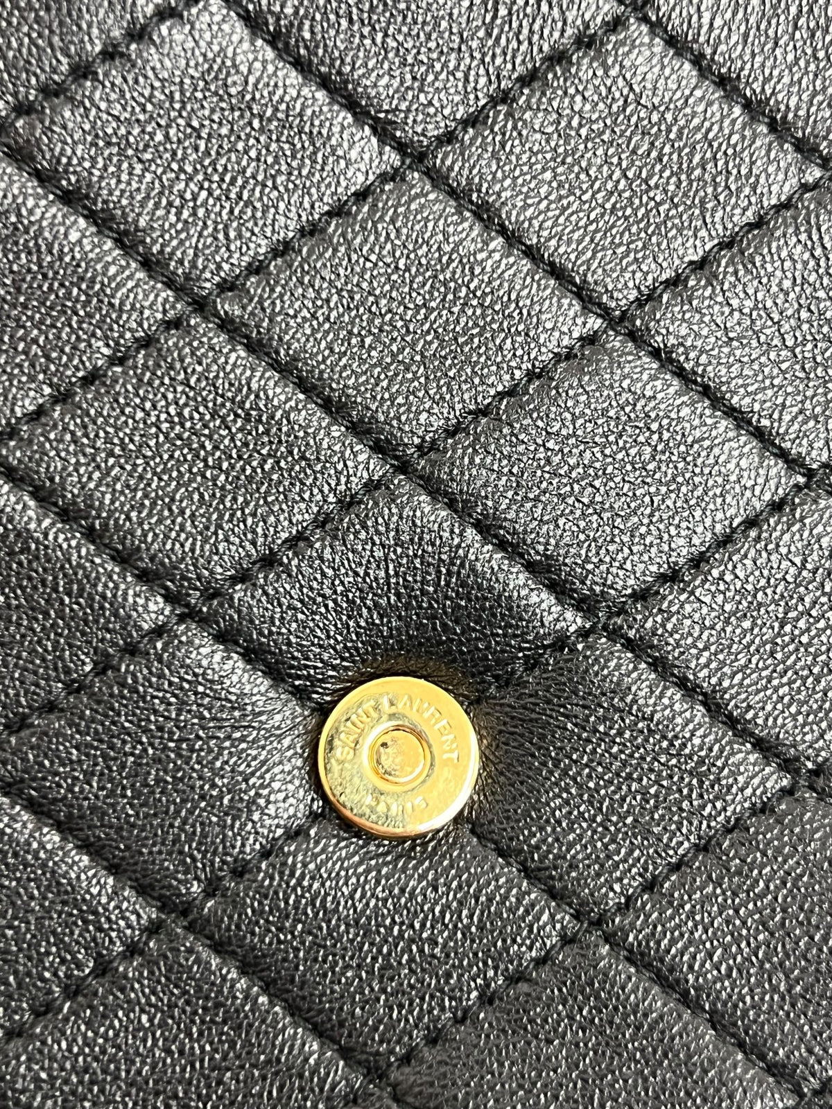 Pulsante magnetico dorato Saint Laurent su pelle trapuntata