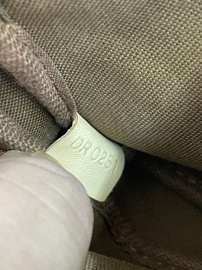 Dettaglio della piccola asola o tag in tessuto nell'interno della borsa Louis Vuitton
