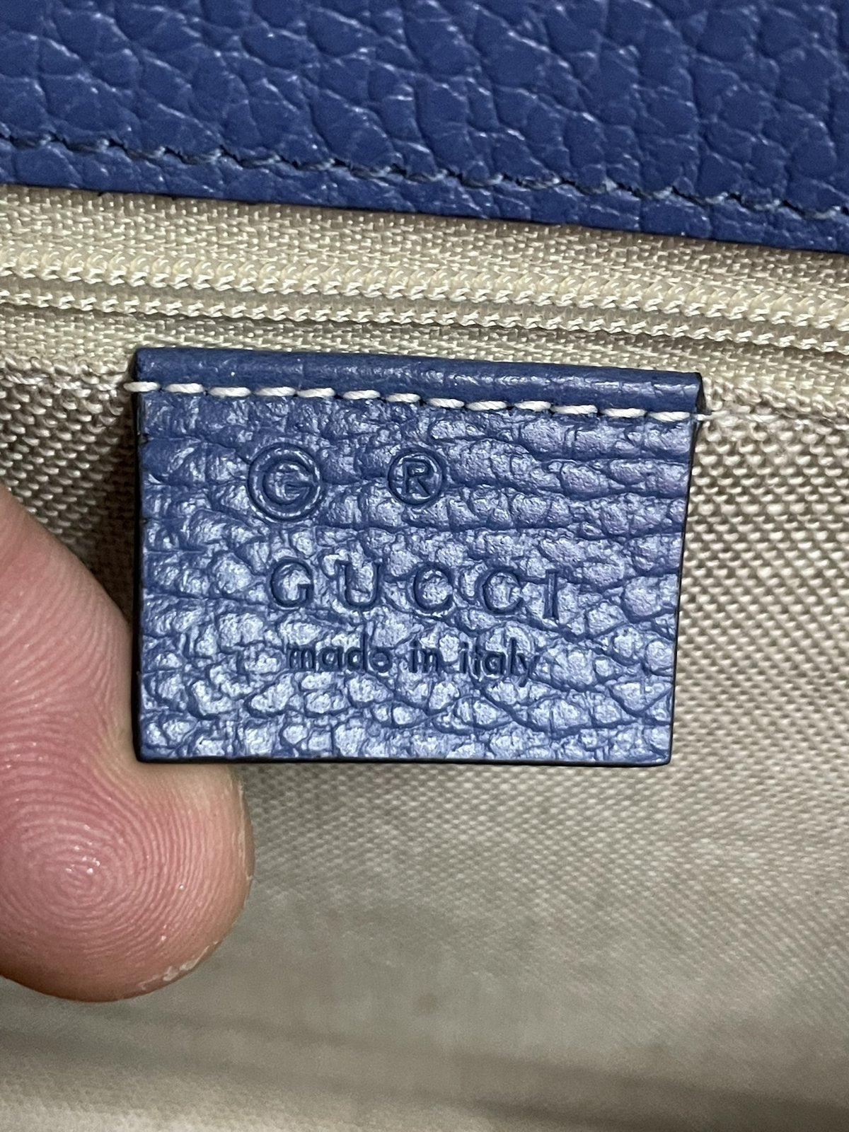 Dettaglio della targhetta interna in pelle con marchio Gucci Made in Italy
