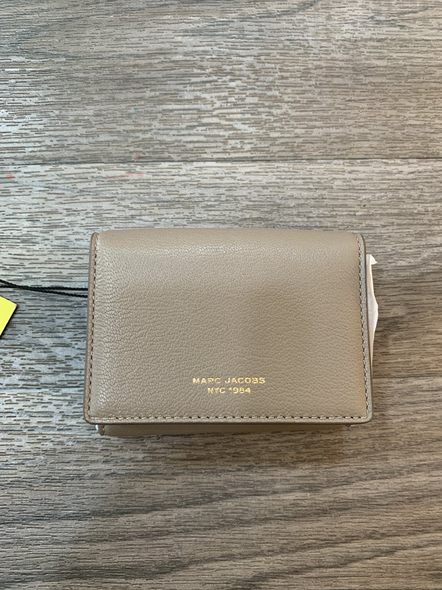 Marc Jacobs portafogli in pelle colore grigio fango - AgeVintage