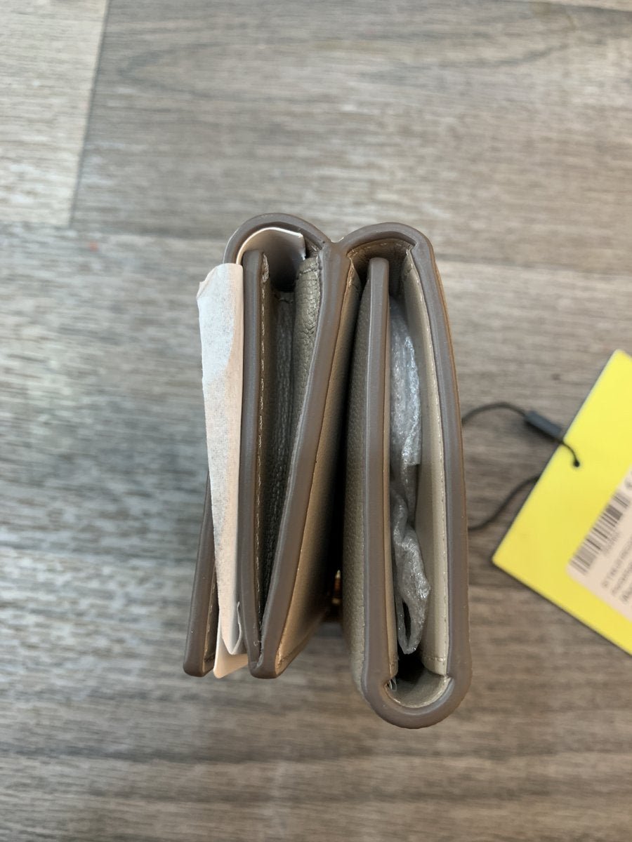 Marc Jacobs portafogli in pelle colore grigio fango - AgeVintage
