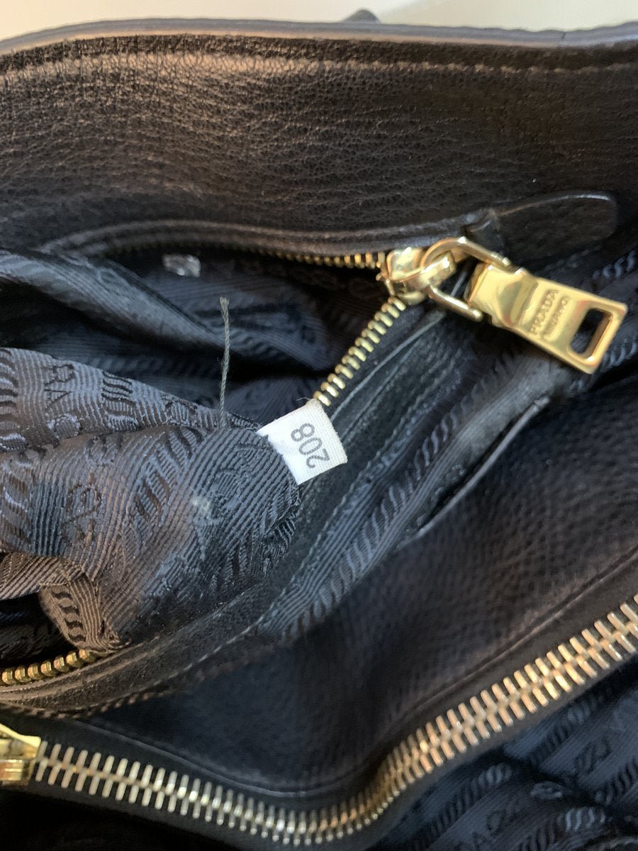 Prada Borsa a mano con tracolla in pelle colore nera - AgeVintage