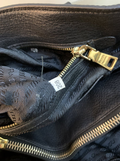 Prada Borsa a mano con tracolla in pelle colore nera - AgeVintage
