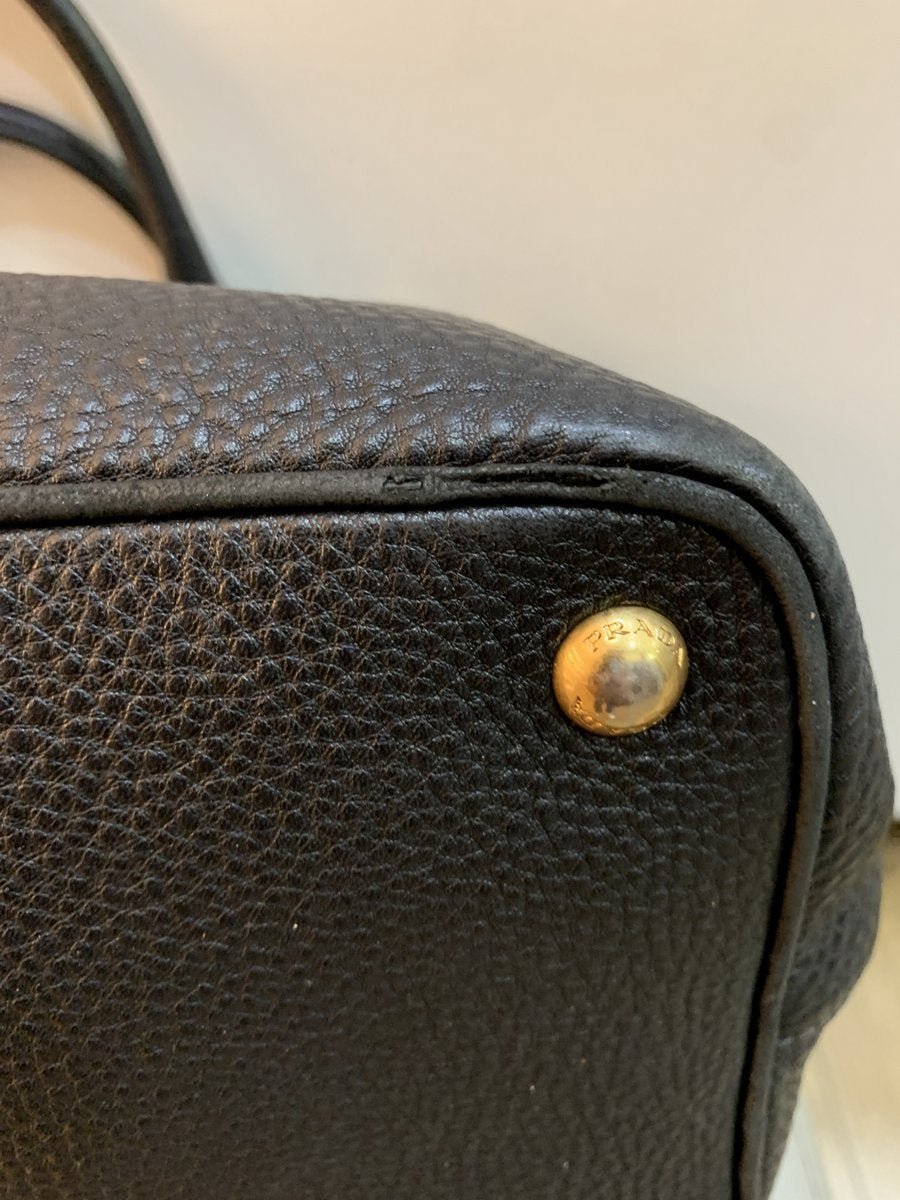 Prada Borsa a mano con tracolla in pelle colore nera - AgeVintage