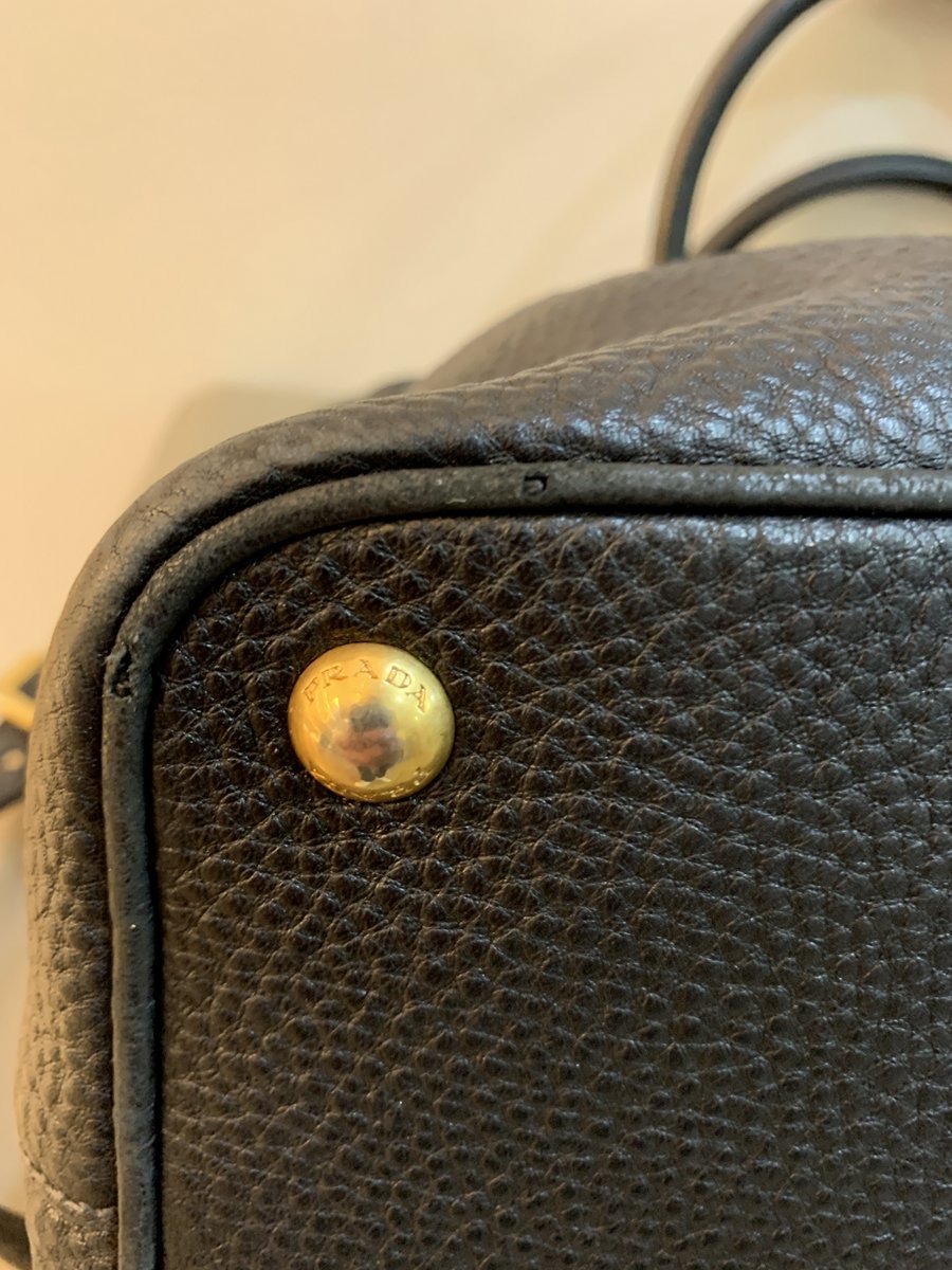 Prada Borsa a mano con tracolla in pelle colore nera - AgeVintage
